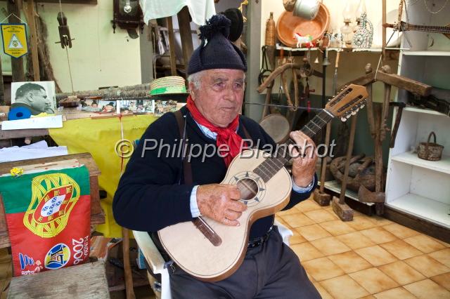 madere 41.JPG - Guitariste, musée ethnographique de Santana, Madère, Portugal